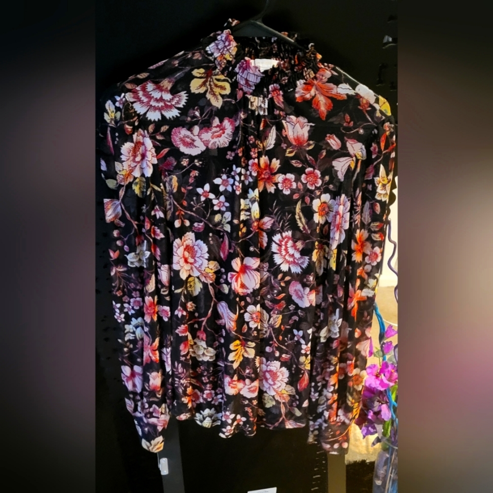 Sheer flowery turtle neck